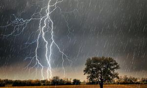 臺(tái)風(fēng)登陸海南:暴雨下市民艱難行走 氣象服務(wù)的特征