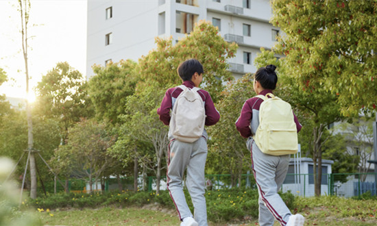 學(xué)生校服行業(yè)分析：中國最大的校服品牌市場(chǎng)占比不到1% 行業(yè)擁有上千億的潛在空間
