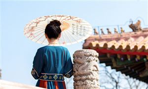 山東青島：服裝市場(chǎng)購(gòu)銷兩旺 龍?jiān)?新式服飾受熱捧 民族服裝行業(yè)深度分析報(bào)告