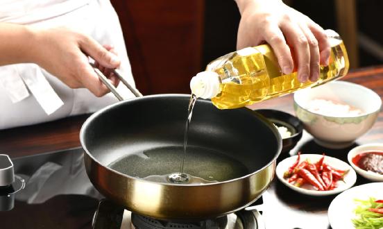 中國(guó)菜籽油產(chǎn)量、進(jìn)出口數(shù)量及市場(chǎng)競(jìng)爭(zhēng)格局分析