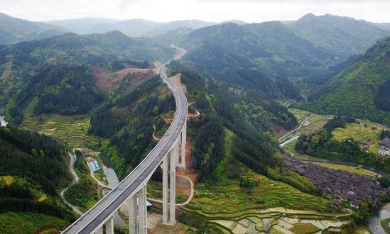 2024公路建設行業(yè)深度研究與未來趨勢：推動行業(yè)向低碳、環(huán)保方向轉(zhuǎn)型