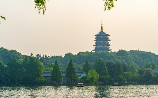 2025旅游產(chǎn)業(yè)新坐標(biāo)：政府戰(zhàn)略如何解碼“萬(wàn)億流量”的區(qū)域密碼?